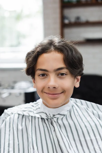 Adolescente Sorridente Capa Cabeleireiro Olhando Para Câmera Salão Beleza — Fotografia de Stock