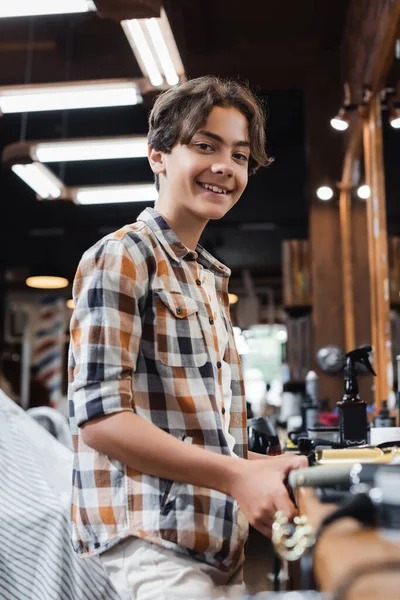 Sonriente Adolescente Mirando Cámara Cerca Encimera Barbería — Foto de Stock