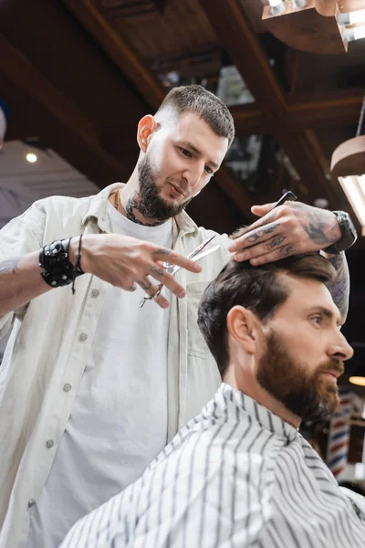 Tattooed Hairstylist Cutting Hair Bearded Client Beauty Salon — Stock Photo, Image
