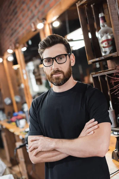 Peluquero Morena Gafas Cruzando Brazos Mirando Cámara Barbería — Foto de Stock