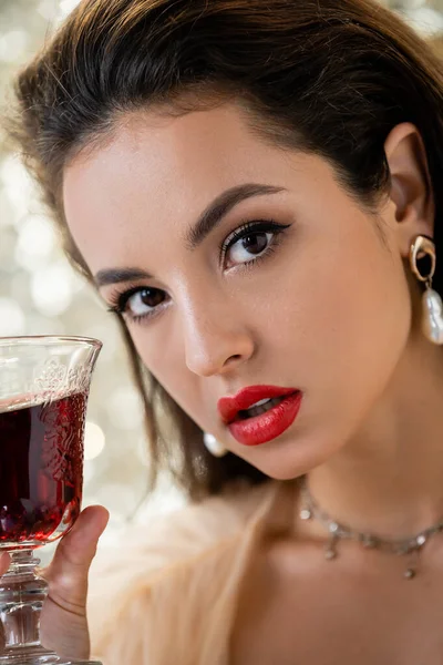 Retrato Mujer Joven Con Maquillaje Mirando Cámara Cerca Copa Vino —  Fotos de Stock