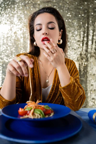 Mujer Sexy Vestido Elegante Tocando Labio Cerca Plato Borroso Con —  Fotos de Stock