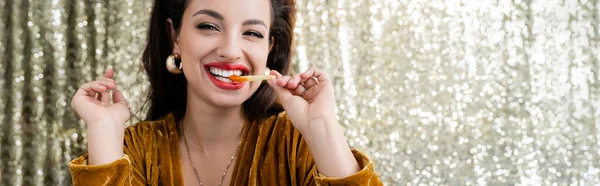Mulher Elegante Feliz Olhando Para Câmera Enquanto Come Batatas Fritas — Fotografia de Stock