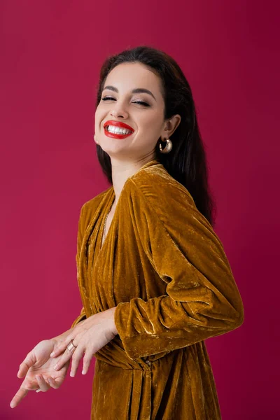 Mulher Elegante Vestido Veludo Elegante Rindo Câmera Isolada Vermelho — Fotografia de Stock