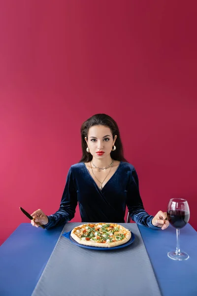 Brunette Woman Cutlery Looking Camera Blue Table Delicious Pizza Wine — Stock Photo, Image