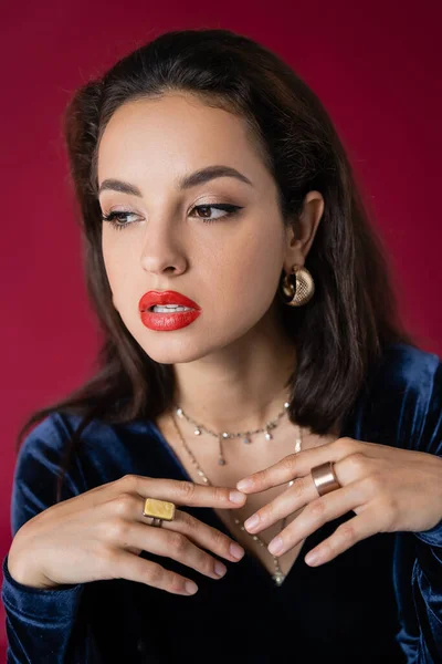 Portret Van Brunette Vrouw Gouden Accessoires Blauw Velours Jurk Geïsoleerd — Stockfoto