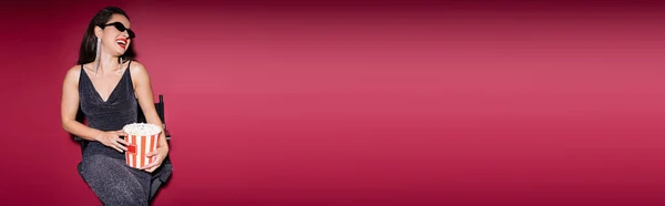 Стильная Женщина Люрексном Платье Черных Солнцезащитных Очках Сидит Ведром Попкорна — стоковое фото