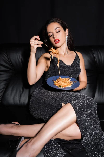 Sexy Kobieta Elegancki Lurex Sukienka Jedzenie Pyszne Spaghetti Izolowane Czarny — Zdjęcie stockowe