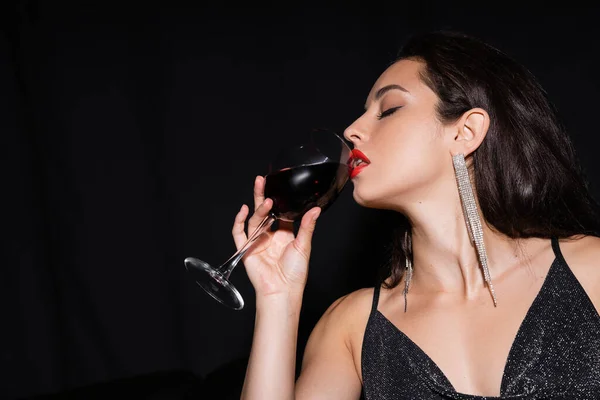 Kırmızı Dudaklı Seksi Esmer Kadın Siyah Şarap Içiyor — Stok fotoğraf