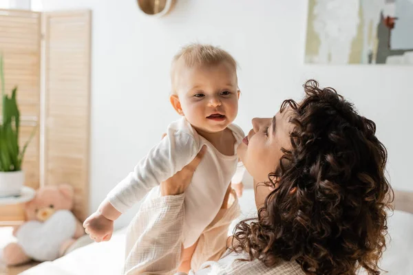 Mulher Feliz Encaracolado Loungewear Segurando Braços Bebê Romper — Fotografia de Stock