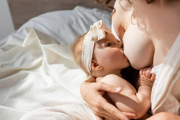 Mamma Sitter Sängen Och Ammar Spädbarn Pannband Med Rosett — Stockfoto