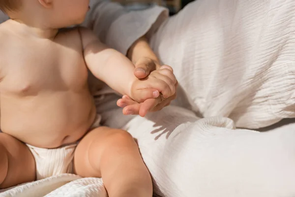 Vista Cortada Mãe Mãos Dadas Com Bebê Menina Quarto — Fotografia de Stock