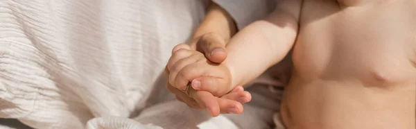 Vista Cortada Mãe Mãos Dadas Com Menina Infantil Quarto Banner — Fotografia de Stock