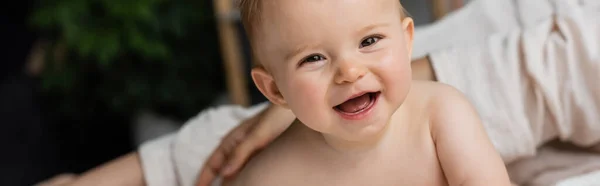 Mãe Perto Filha Infantil Feliz Olhando Para Câmera Quarto Banner — Fotografia de Stock