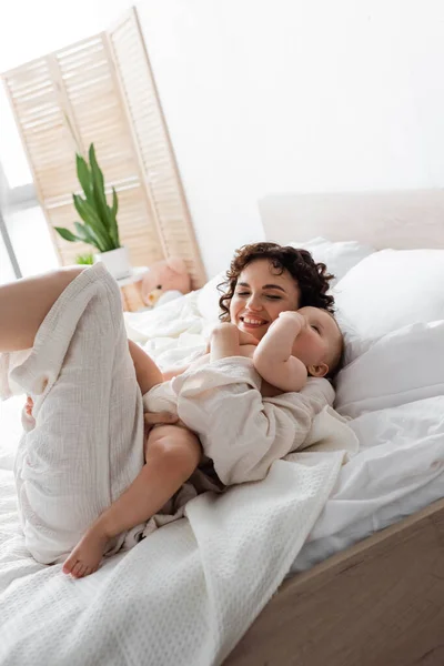 Cheerful Woman Loungewear Holding Arms Baby Daughter Lying Bed — Stock Photo, Image