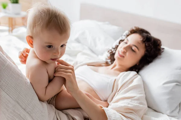 Mulher Borrada Loungewear Deitado Cama Segurando Mãos Filha Infantil — Fotografia de Stock