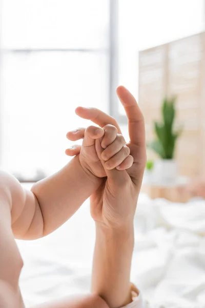 Cropped View Child Holding Finger Mother Blurred Bedroom — Stock Photo, Image