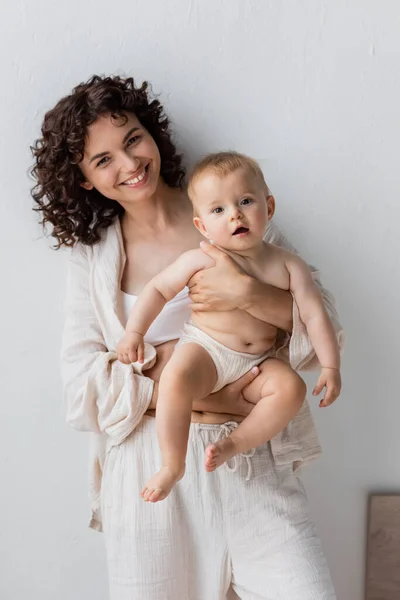 Donna Sorridente Pigiama Che Tiene Bambina Guarda Macchina Fotografica Casa — Foto Stock