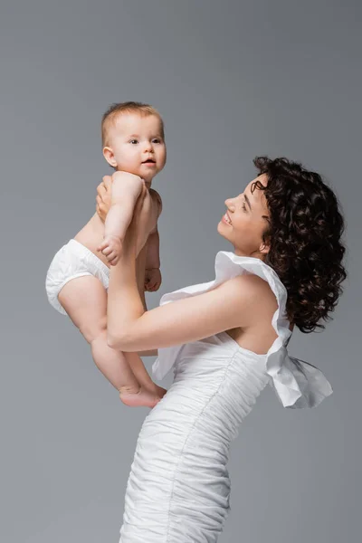 Elegante Mamá Vestido Blanco Sosteniendo Bebé Bragas Aisladas Gris — Foto de Stock