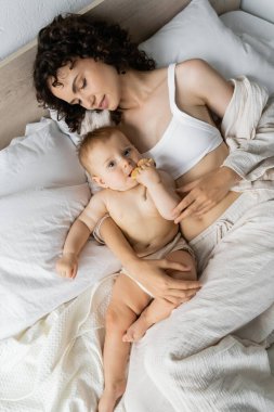Annenin yatakta yatarken tahta oyuncakla bebek kızına baktığı en iyi manzara. 