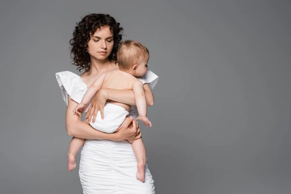 Stilvolle Mutter Weißen Kleid Umarmt Tochter Höschen Isoliert Auf Grau — Stockfoto