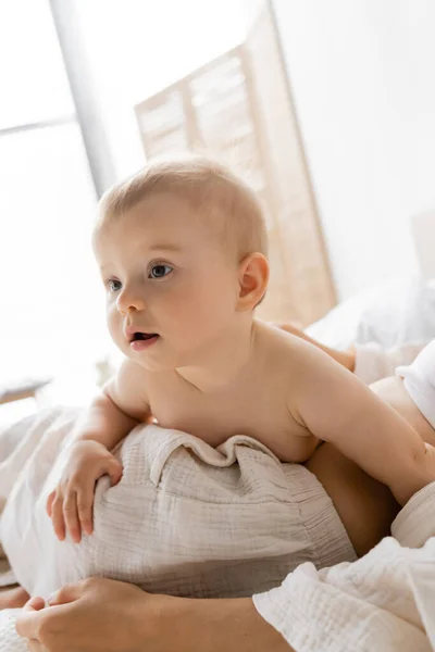 幼児女の子嘘オン母でパジャマでベッドルーム — ストック写真