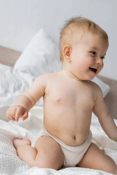Glückliches Säuglingsmädchen Höschen Schaut Weg Während Auf Dem Bett Sitzt — Stockfoto