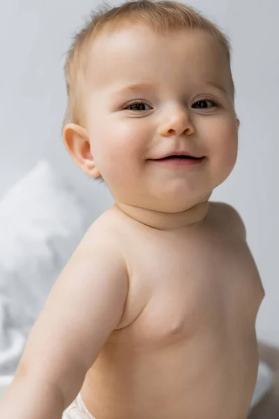 Muotokuva Hymyilevä Vauva Tyttö Katselee Kameraa Hämärtynyt Sänky — kuvapankkivalokuva