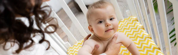 Mère Mettant Enfant Bas Âge Dans Crèche Maison Bannière — Photo