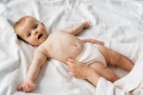 Visão Superior Mulher Vestindo Calcinha Filha Infantil Cama — Fotografia de Stock