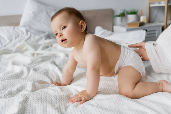 Mutter Berührt Baby Windel Auf Bett Hause — Stockfoto