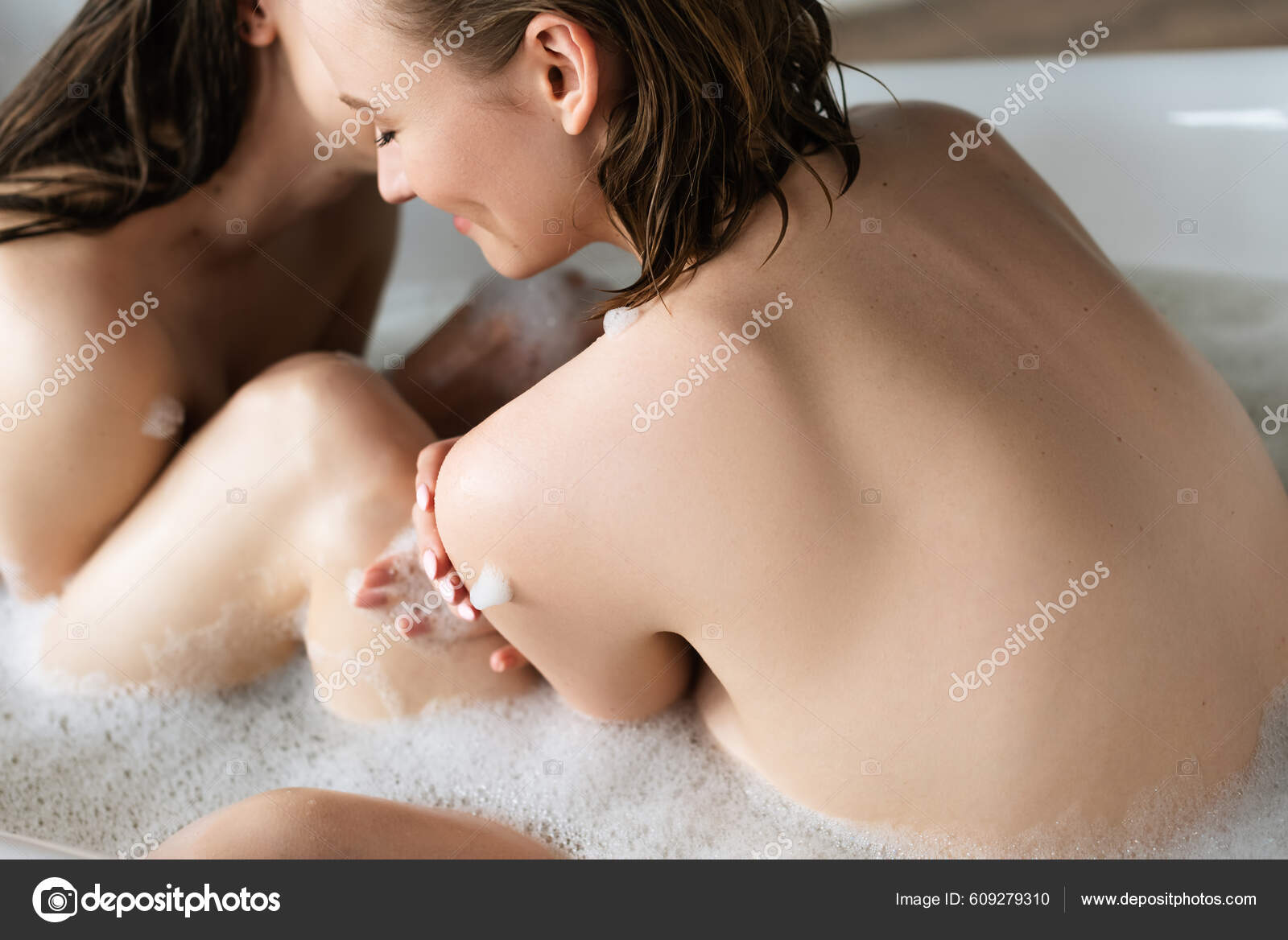 Mulher Nua Feliz Relaxando Banho Com Namorada Lésbica — Foto ©  AllaSerebrina 609279310