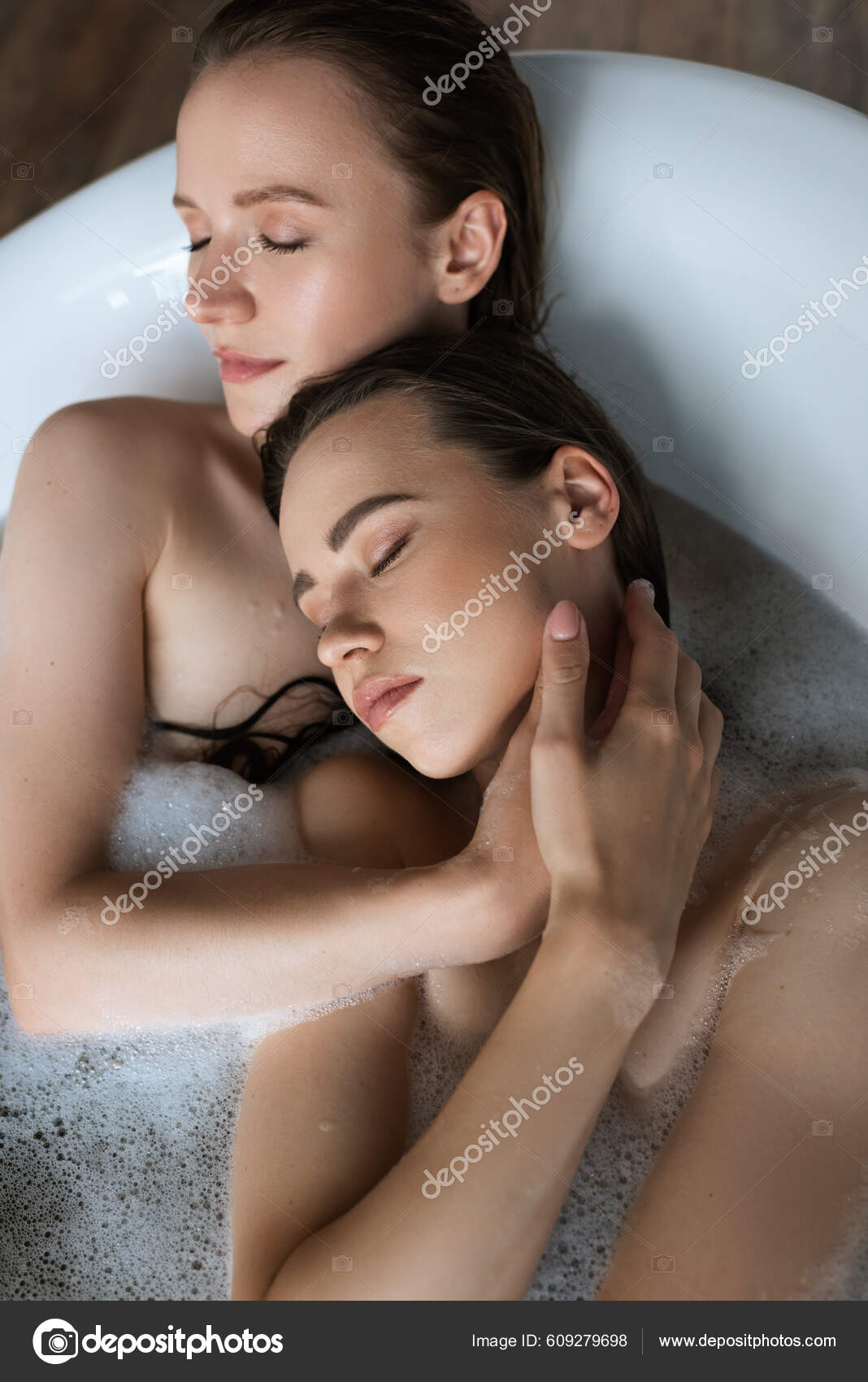 U mast ayolni butalar ichida sikadi.