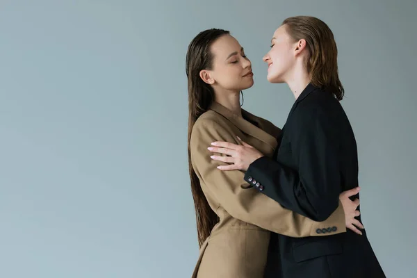 Unga Och Glada Lesbiska Kvinnor Blazers Omfamna Ansikte Mot Ansikte — Stockfoto