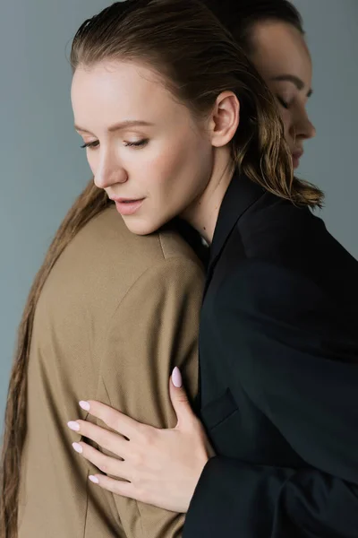 Mulher Lésbica Blazer Preto Abraçando Jovem Namorada Isolada Cinza — Fotografia de Stock