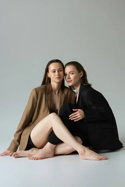 Barfüßige Lesbische Frauen Jacken Blicken Die Kamera Während Sie Auf — Stockfoto