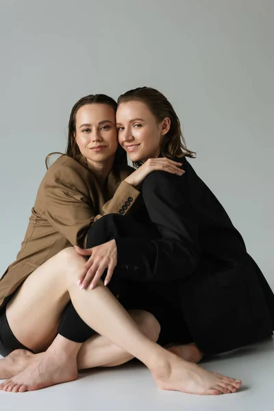 Vrolijke Lesbische Partners Beige Zwart Blazers Omarmen Glimlachen Camera Terwijl — Stockfoto