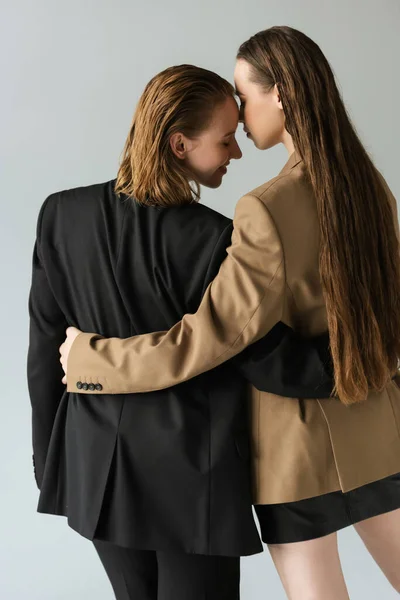 Vista Posterior Mujer Con Pelo Largo Abrazando Joven Novia Lesbiana — Foto de Stock