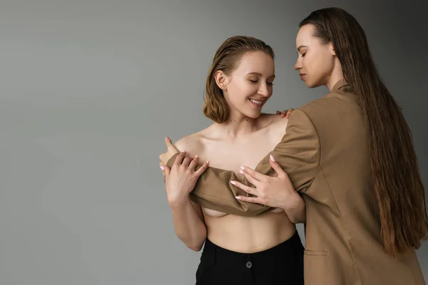 Mujer Pelo Largo Blazer Beige Que Cubre Pecho Novia Lesbiana — Foto de Stock