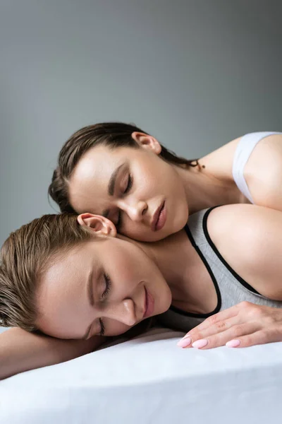 Mooi Lesbisch Vrouw Glimlachen Met Gesloten Ogen Terwijl Liggend Bed — Stockfoto