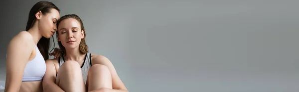 Unge Sexede Lesbiske Kvinder Undertøj Sidder Med Lukkede Øjne Isoleret - Stock-foto