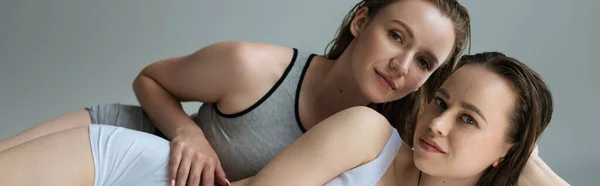 Par Unga Och Sexiga Lesbiska Partners Underkläder Tittar Kameran Isolerad — Stockfoto
