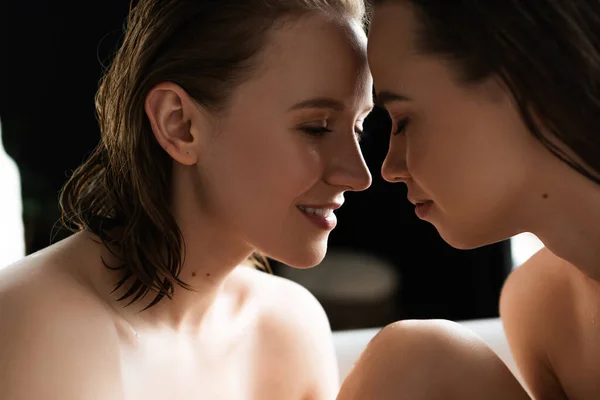 Wanita Muda Dan Cantik Lesbian Duduk Tatap Muka Kamar Mandi — Stok Foto