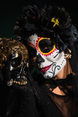 Cadılar Bayramı 'nda Catrina makyajlı bir kadın portresi ve siyah bir çelenk. 