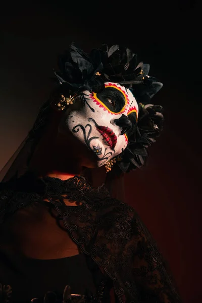 Femme Couronne Fleurs Noires Maquillage Catrina Regardant Loin Sur Fond — Photo