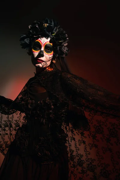 Perempuan Tradisional Meksiko Santa Muerte Kostum Melihat Kamera Latar Belakang — Stok Foto