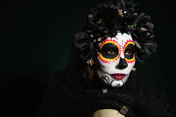 Kvinna Mexikanska Catrina Makeup Och Krans Med Svarta Blommor Mörkgrön — Stockfoto