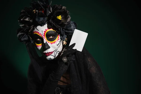 Vrouw Mexicaanse Santa Muerte Kostuum Holding Card Donkergroene Achtergrond — Stockfoto