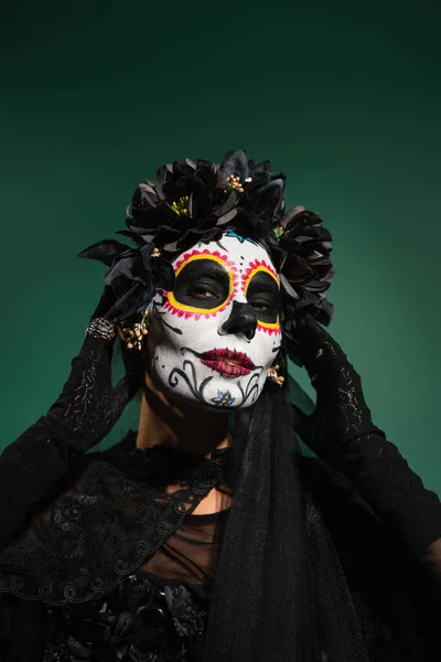 Vrouw Met Suiker Schedel Halloween Make Aanraken Gezicht Geïsoleerd Groen — Stockfoto