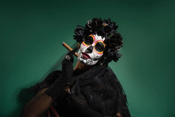 Cadılar Bayramı Kostümlü Makyajlı Bir Kadın Yeşil Arka Planda Puro — Stok fotoğraf